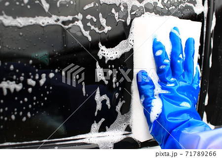 白いスポンジで手洗い洗車 白いスポンジで手洗い洗車 71789266