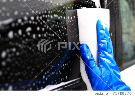 白いスポンジで手洗い洗車 71789270