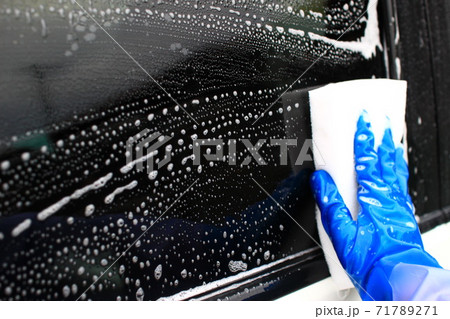 白いスポンジで手洗い洗車 71789271