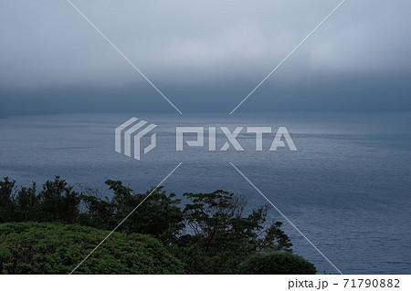 箱根・芦ノ湖 弁天の鼻展望台からの眺望 曇天 / Lake Ashi, hakone, Japan 71790882