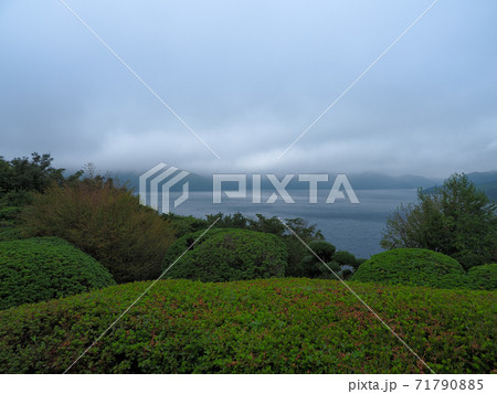 箱根・芦ノ湖 弁天の鼻展望台からの眺望 曇天 / Lake Ashi, hakone, Japan 箱根・芦ノ湖 弁天の鼻展望台からの眺望 曇天 / Lake Ashi, hakone, Japan 71790885