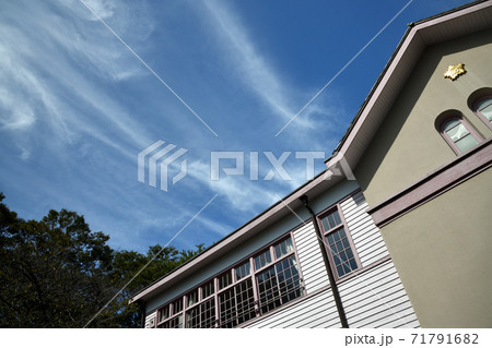 旧府中尋常高等小学校にかかる秋の雲 71791682