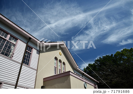 旧府中尋常高等小学校にかかる秋の雲 71791686