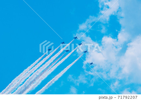 ブルーインパルスの編隊飛行 (目黒区上空2020年5月29日) 写真素材 ブルーインパルスの編隊飛行 (目黒区上空2020年5月29日) 写真素材 71792207