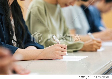 試験を受ける人の手もと 71792656