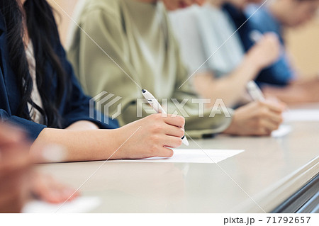 試験を受ける人の手もと 試験を受ける人の手もと 71792657