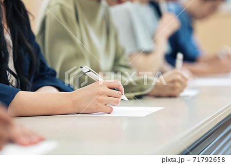 試験を受ける人の手もと 71792658