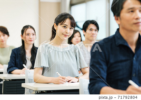 セミナーを受ける人々 71792804