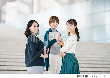女性社員のポートレート 71792842