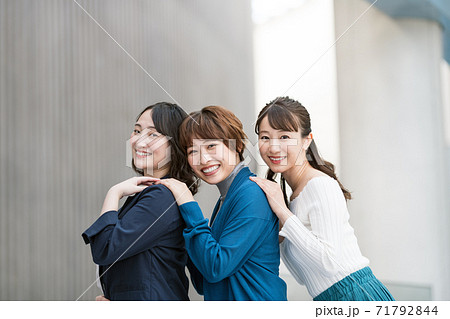 女性社員のポートレート 71792844