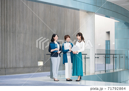 女性社員のポートレート 女性社員のポートレート 71792864