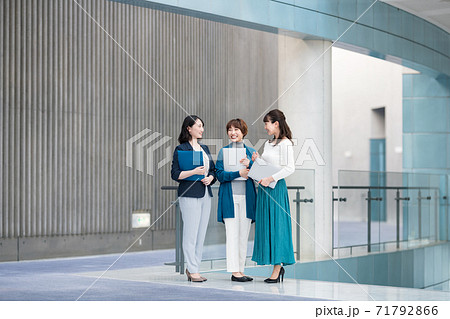 女性社員のポートレート 女性社員のポートレート 71792866