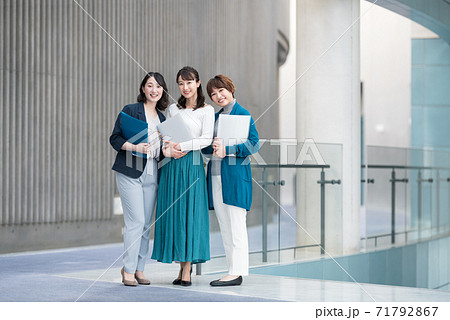 女性社員のポートレート 71792867