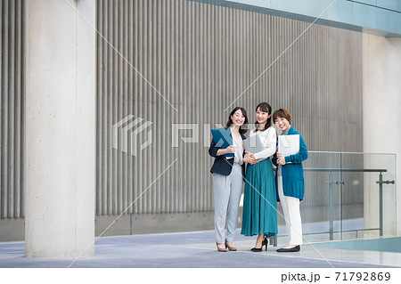 女性社員のポートレート 女性社員のポートレート 71792869