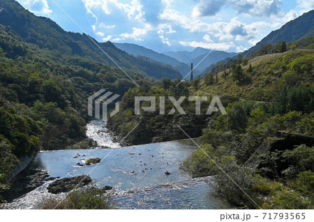 緑が顕著に回復してきた足尾銅山と渡良瀬川の風景 緑が顕著に回復してきた足尾銅山と渡良瀬川の風景 71793565
