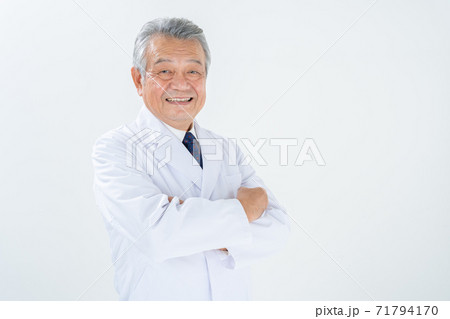 医療イメージ　白衣の男性 71794170