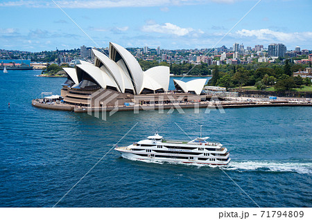 オペラハウスとクルーズ船 71794809