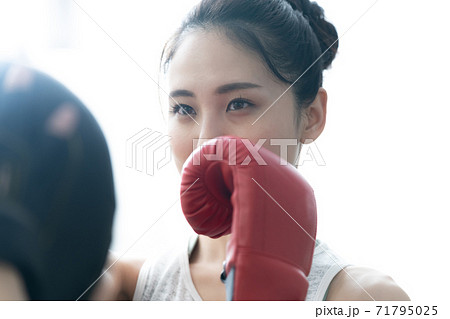 ボクササイズをする若い女性 ボクササイズをする若い女性 71795025