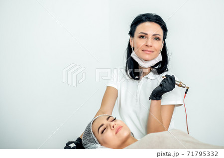 Eyelash extension procedure. 71795332