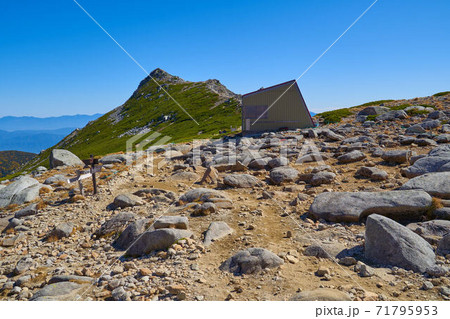長野県駒ヶ根市 秋の駒ヶ岳の山小屋(宝剣山荘)付近から東側の伊那前岳方面を見る 71795953