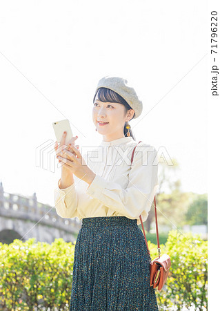 観光地でスマートフォンを持つ女性 71796220
