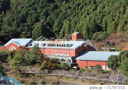 別子ラインのほぼ中央、秋の「マイントピア別子」 71797353