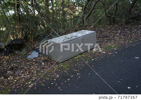 【社会問題】山中の道端に不法投棄された冷蔵庫 71797367