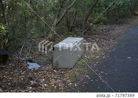 【社会問題】山中の路傍に不法投棄された冷蔵庫 71797369