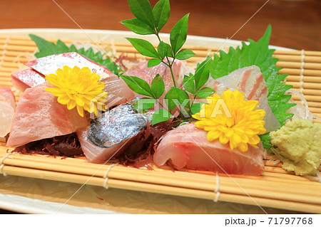 美味しい天然物の刺身盛り合わせ 71797768
