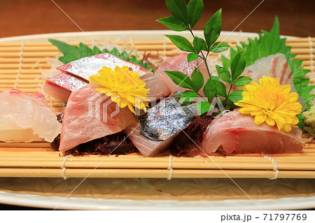 美味しい天然物の刺身盛り合わせ 71797769