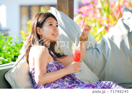 リゾートにいる女性 71798245