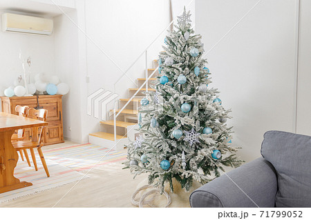 部屋に飾り付けられたクリスマスツリーの写真素材