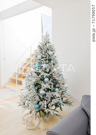 部屋に飾り付けられたクリスマスツリーの写真素材
