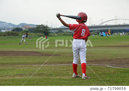 少年野球 素振りの写真素材