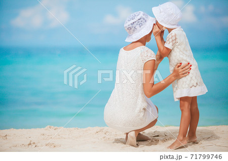 Beautiful mother and daughter at the beach enjoying summer vacation 71799746