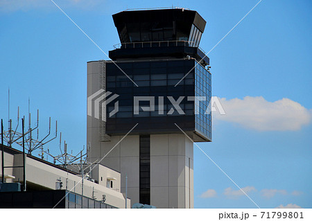 青空に映える伊丹空港 大阪国際空港 の管制塔 コントロールタワー の写真素材