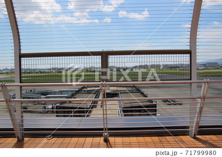 伊丹空港（大阪空港）の展望デッキ。一部金網がカットされた写真撮影用エリア 71799980