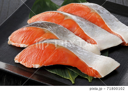 皿に盛った紅鮭の切身 71800102