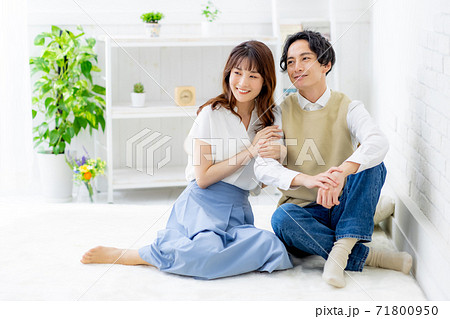 男性　女性　カップル　夫婦イメージ 71800950