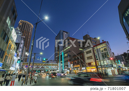 都市夜景　中目黒駅前の人通りと車の流れ　東京都目黒区 71801007