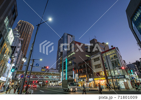 都市夜景 中目黒駅前の街並み 東京都目黒区の写真素材