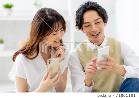 カップル　家　スマホ 71801181