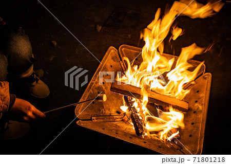 焚き火でマシュマロを焼くの写真素材