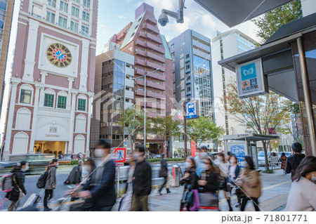 都市風景　外苑前駅周辺の街並みと人通り　東京都港区 71801771