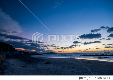 綾羅木海岸から見る夕焼け【山口県下関市】 綾羅木海岸から見る夕焼け【山口県下関市】 71801814