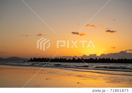 綾羅木海岸から見る夕焼け【山口県下関市】 71801875