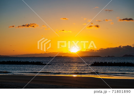 綾羅木海岸から見る夕焼け【山口県下関市】 71801890