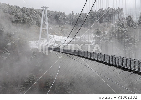 冬の吊橋 冬の吊橋 71802382