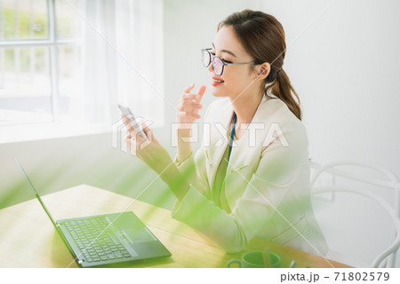 女性 女 女の子 71802579