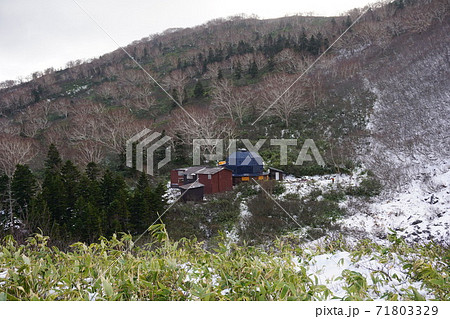 妙高山の登山道と黒沢池ヒュッテ 妙高山の登山道と黒沢池ヒュッテ 71803329